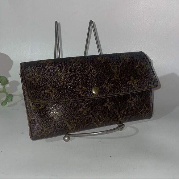 Authentic Louis Vuitton Monogram Sarah Wallet - Picture 1 of 13